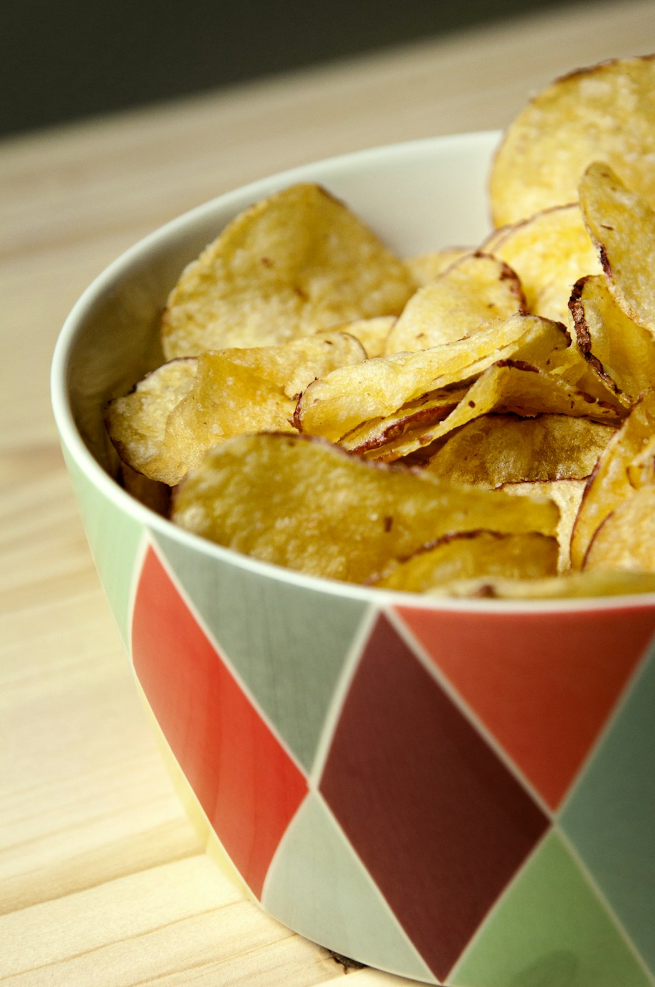 Un bol de chips sur une table, pour une pause à partager — photographie d’ambiance
